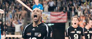 Schrei Dich frei. Salvador Hidalgo Oliva (l.), Ricardo Galandi (m.) und Sebastian Fuchs feiern den Halbfinalsieg ihres SCC gegen Haching.