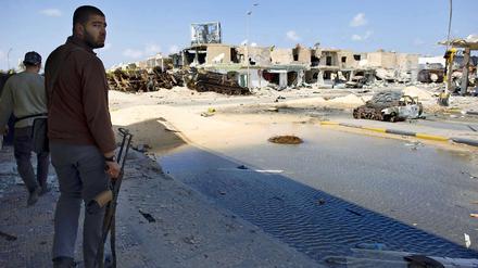 Zehntausend Menschen sind nach Schätzungen des UN-Flüchtlingskommissariats (UNHCR) in den vergangenen zehn Tagen vor den Kämpfen in Libyen geflohen.