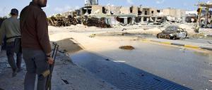 Zehntausend Menschen sind nach Schätzungen des UN-Flüchtlingskommissariats (UNHCR) in den vergangenen zehn Tagen vor den Kämpfen in Libyen geflohen.