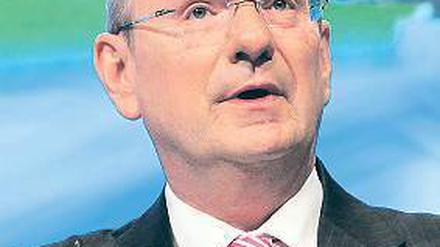 Hans-Peter Villis warnt vor 450 Millionen Euro weniger Gewinn.