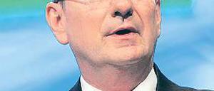 Hans-Peter Villis warnt vor 450 Millionen Euro weniger Gewinn.