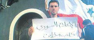 „Lügner und Verräter“, nennen Demonstranten in Homs die syrischen Medien, die aus ihrer Sicht nicht neutral berichten. Ausländische Journalisten haben Einreiseverbot.