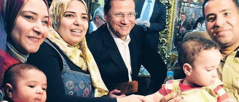 Erkannt. Außenminister Westerwelle genießt Tee und lässt sich ablichten.