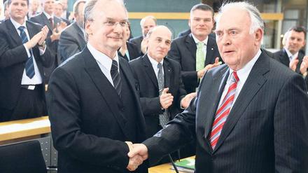 Ablösung. Glückwünsche von Wolfgang Böhmer an seinen Nachfolger Reiner Haseloff (links). 