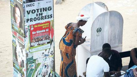 In Lagos im Süden Nigerias bereitet sich eine Frau darauf vor, ihre Stimme abzugeben. Wahlbeobachter halten die Präsidentenwahl für eine der fairsten, die jemals stattgefunden hat.