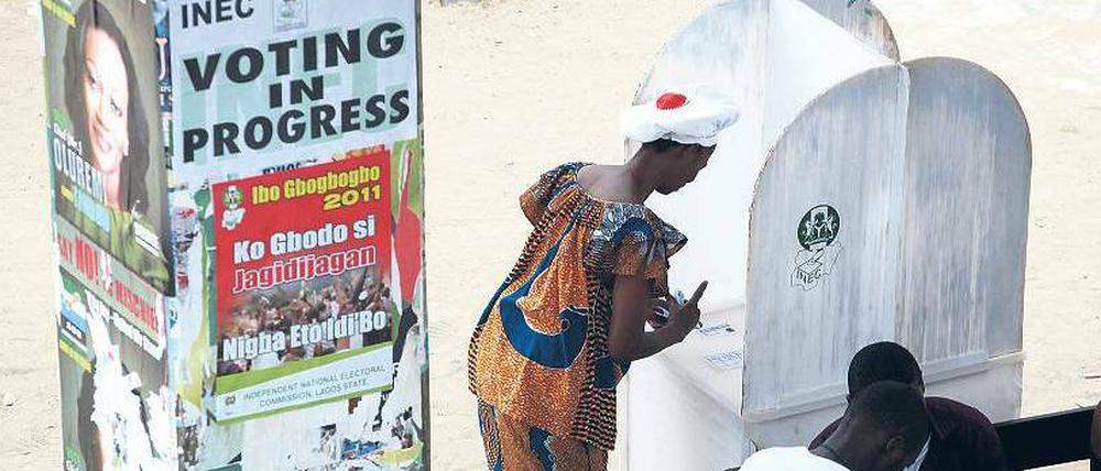 In Lagos im Süden Nigerias bereitet sich eine Frau darauf vor, ihre Stimme abzugeben. Wahlbeobachter halten die Präsidentenwahl für eine der fairsten, die jemals stattgefunden hat. 