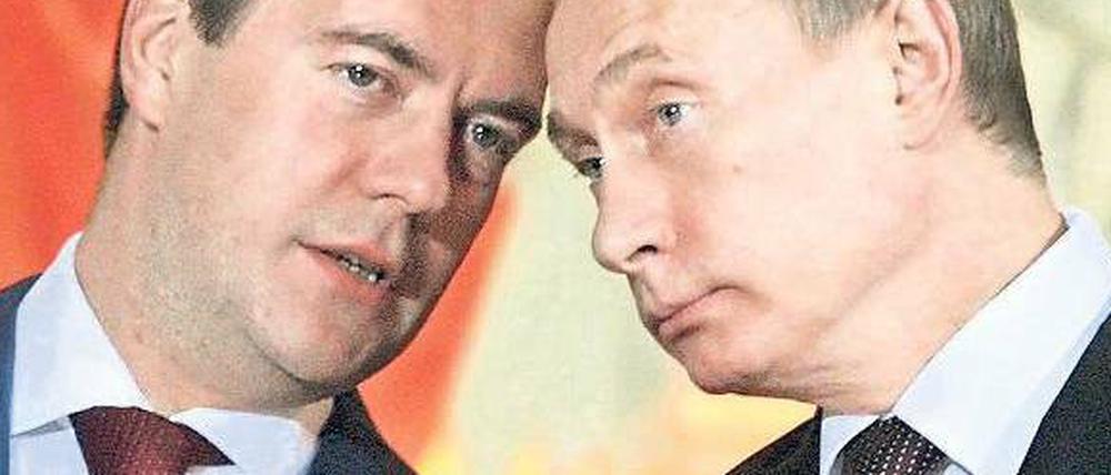 Kopf an Kopf. Medwedew und Putin.