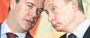 Kopf an Kopf. Medwedew und Putin.