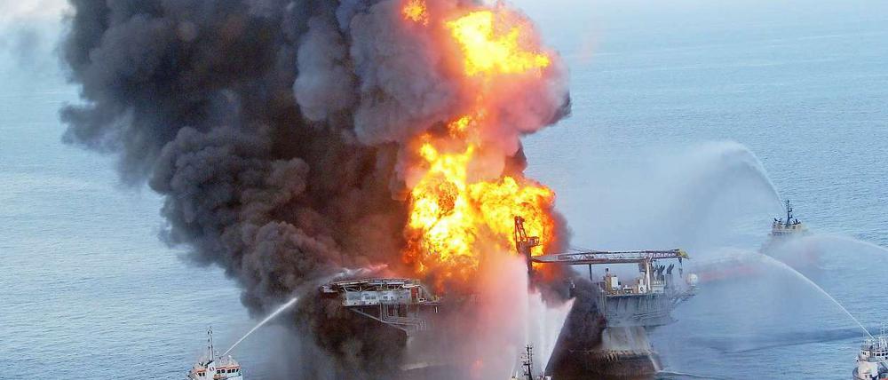 Boote versuchen den Brand auf der Ölplattform Deepwater Horizon im Golf von Mexiko zu löschen