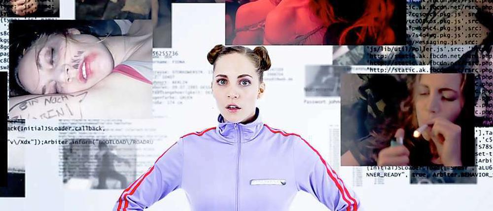 "Wer rettet Diana Foxx?": Als Datagirl macht Dina Foxx in Internetclips auf die Gefahren von Datenmissbrauch im Netz aufmerksam.