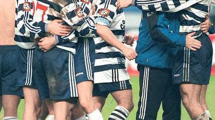 Der Aufsteiger kommt. Trainer Jürgen Röber (2. v. r.) stürmte vor 14 Jahren mit Hertha in die Bundesliga. Foto: dpa