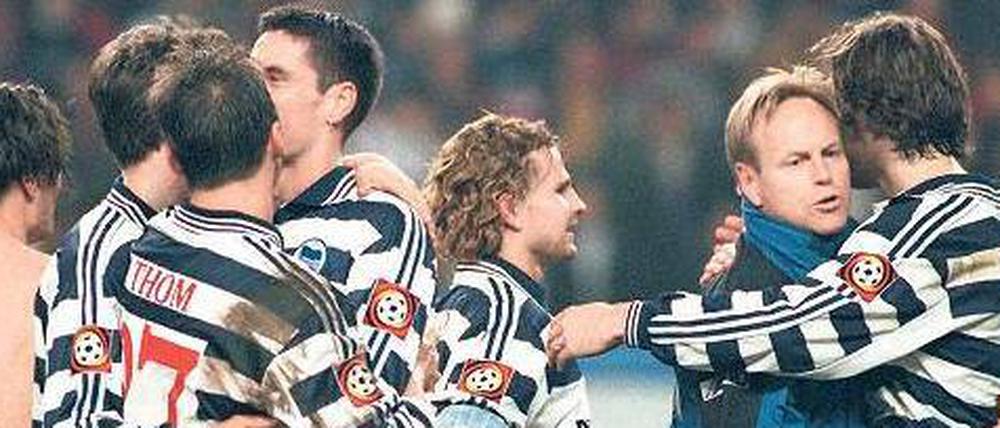 Der Aufsteiger kommt. Trainer Jürgen Röber (2. v. r.) stürmte vor 14 Jahren mit Hertha in die Bundesliga. Foto: dpa