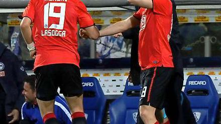 Gipfelmütze. Nach seinem Tor in Bochum setzte sich Peter Niemeyer (rechts) beim Jubeln die Wollmütze von Hertha-Physiotherapeut Reinhard Mörz auf. 