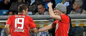 Gipfelmütze. Nach seinem Tor in Bochum setzte sich Peter Niemeyer (rechts) beim Jubeln die Wollmütze von Hertha-Physiotherapeut Reinhard Mörz auf.