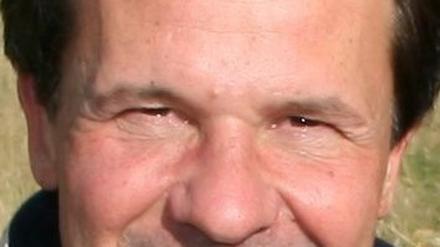 Nils Leege (46), ist Hals-Nasen-Ohrenarzt in Spandau. Er ist der Held, der einem Kleinkind durch einen beherzten Sprung von einem Ausflugdampfer das Leben rettete.