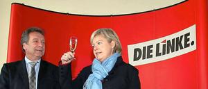 Schlechtes Bild. Nach den Wahlniederlagen im März feierten die Linken-Chefs Gesine Lötzsch und Klaus Ernst mit Sekt. Jetzt werfen ihnen Parteifreunde Ignoranz vor.