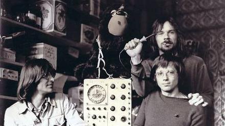 Gründertage. Die Absolventen der TU-Berlin Reiner Lemoine (l.), Matthias Wrona (hinten) und Hans Rattunde Ende der 70er Jahre in Kreuzberg mit ihrem Oszilloskop. 