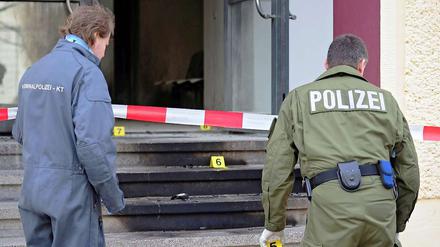 Am Tag danach. Sorgfältig sicherten Polizisten vor dem Abschnitt 51 an der Wedekindstraße die Spuren. Dennoch gibt es bislang keine Hinweise auf die Täter, die am Montagmorgen das Polizeigebäude mit Farbsätzen, Pflastersteinen und Brandsätzen attackierten.