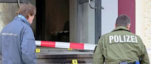 Am Tag danach. Sorgfältig sicherten Polizisten vor dem Abschnitt 51 an der Wedekindstraße die Spuren. Dennoch gibt es bislang keine Hinweise auf die Täter, die am Montagmorgen das Polizeigebäude mit Farbsätzen, Pflastersteinen und Brandsätzen attackierten. 