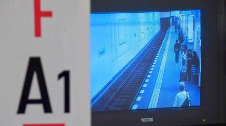 Überwachungskameras können bei der Tätersuche helfen und schrecken ab, brutale Attacken wie zuletzt auf dem U-Bahnhof Friedrichstraße können sie aber auch nicht völlig verhindern.