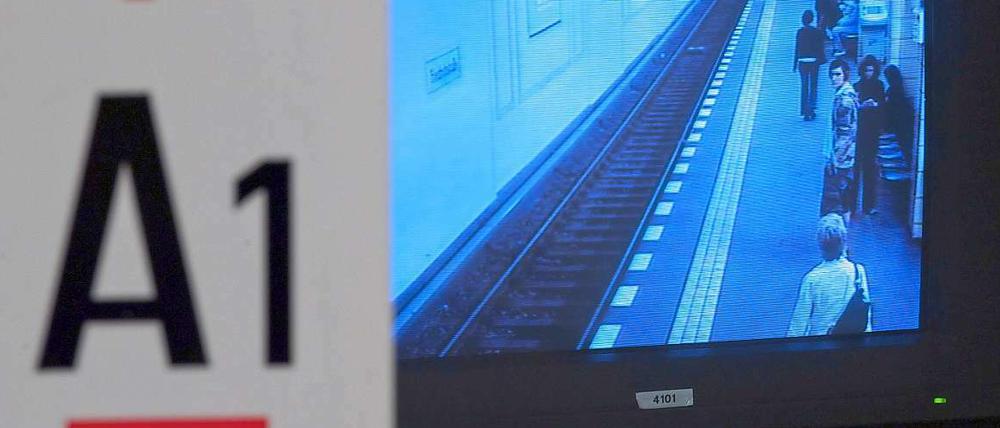 Überwachungskameras können bei der Tätersuche helfen und schrecken ab, brutale Attacken wie zuletzt auf dem U-Bahnhof Friedrichstraße können sie aber auch nicht völlig verhindern.