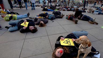 Teilnehmer eines via Facebook organisierten Flashmobs erinnern am Dienstag auf dem Berliner Alexanderplatz an die Atomkatastrophe vor einem Monat im japanischen Fukushima.