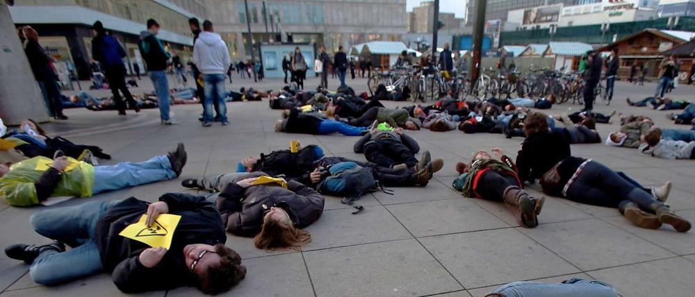 Teilnehmer eines via Facebook organisierten Flashmobs erinnern am Dienstag auf dem Berliner Alexanderplatz an die Atomkatastrophe vor einem Monat im japanischen Fukushima.