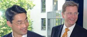 Philipp Rösler (l) tritt in die erste Reihe. Er wird als Nachfolger von Guido Westerwelle an der Spitze der FDP auserkoren.