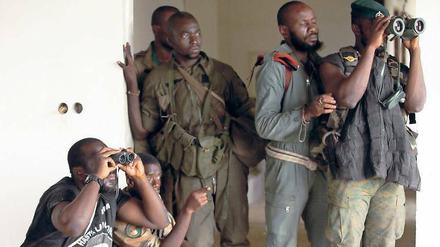 Aussichten? Ungewiss. Anhänger des international anerkannten Präsidenten Alassane Ouattara beobachten die Lage in der ivorischen Metropole Abidjan.