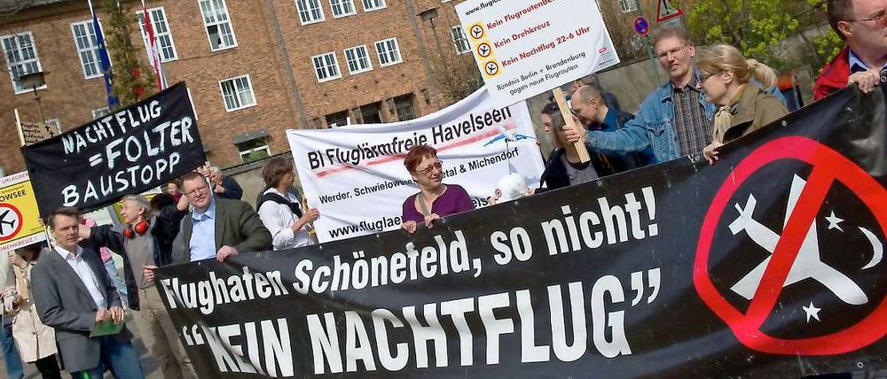 Die Befürworter eines Nachtflugverbots demonstrierten am Donnerstag vor dem Landtag.