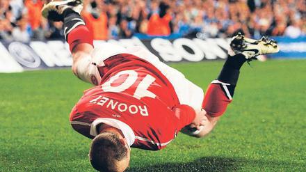 Das kann Klose besser. Wayne Rooney tut sich mit dem Jubeln schwer: Für seine Flüche in die Kamera wurde er gesperrt, und Purzelbäume sind auch nicht gerade seine Stärke. Foto: Reuters