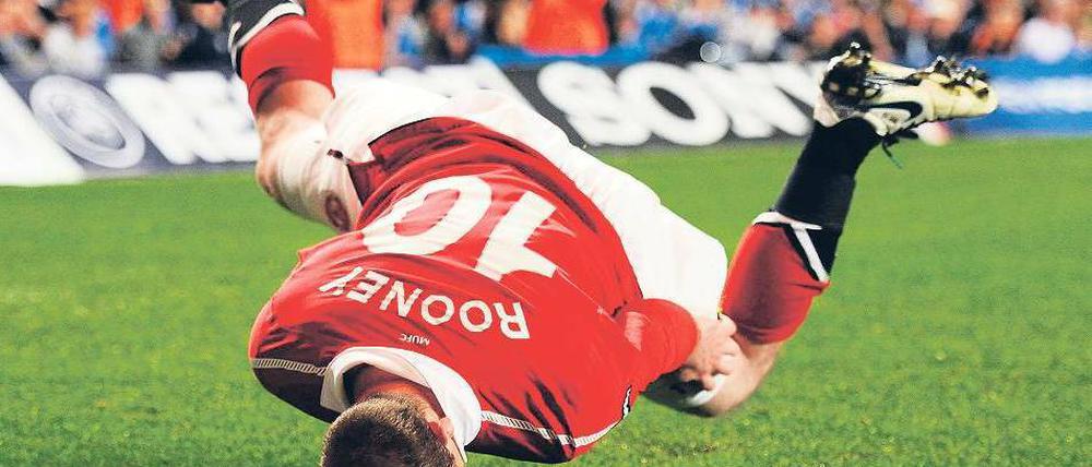 Das kann Klose besser. Wayne Rooney tut sich mit dem Jubeln schwer: Für seine Flüche in die Kamera wurde er gesperrt, und Purzelbäume sind auch nicht gerade seine Stärke. Foto: Reuters