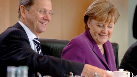 Gefangen im Konsensland: Bundeskanzlerin Angela Merkel (CDU) designt schon lange eine amorphe politische Mitte. Außenminister Guido Westerwelle nebst FDP tun sich zunehmend schwer.