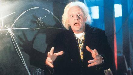 Der Film als Vorbild. Viele Wissenschaftler reizt es, Hollywoods Träume Wirklichkeit werden zu lassen. Dazu gehören auch Zeitreisen, wie sie in „Zurück in die Zukunft“ beschrieben wurden. Das Bild zeigt eine Szene aus dem zweiten Teil mit Christopher Lloyd.