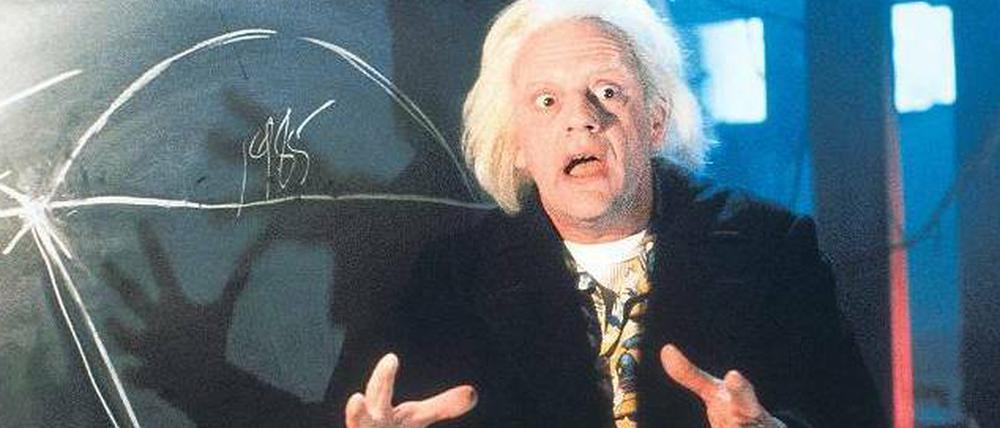 Der Film als Vorbild. Viele Wissenschaftler reizt es, Hollywoods Träume Wirklichkeit werden zu lassen. Dazu gehören auch Zeitreisen, wie sie in „Zurück in die Zukunft“ beschrieben wurden. Das Bild zeigt eine Szene aus dem zweiten Teil mit Christopher Lloyd. 