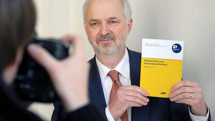 Datenschutzbeauftragter Alexander Dix mit dem Datenschutzbericht.