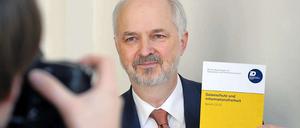 Datenschutzbeauftragter Alexander Dix mit dem Datenschutzbericht.