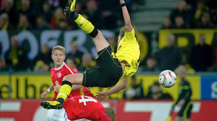 Aus dem tritt gebracht: Mainz' André Schürrle unterläuft Dortmunds Kevin Großkreutz.