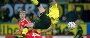 Aus dem tritt gebracht: Mainz' André Schürrle unterläuft Dortmunds Kevin Großkreutz.