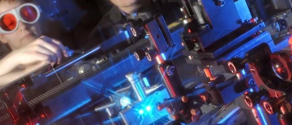 Gezähmte Natur. Das Experiment, hier mit Laserlicht, soll ein „eindeutiges“ Ergebnis haben. Nicht immer ist das der Fall, mitunter erklären mehrere Interpretationen das Resultat. 