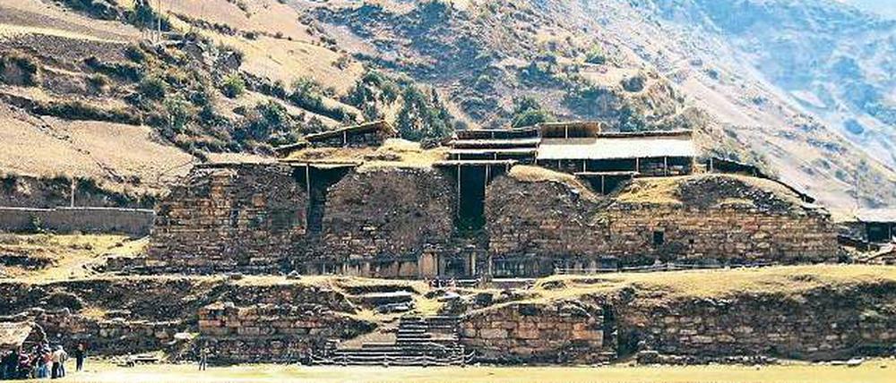 Geheimnisvoll. Der Leiter der jüngsten Grabungen in Chavín glaubt, dass vor 3000 Jahren die Menschen von weither kamen, „um das Orakel zu befragen“. Es gibt Vermutungen, dass Priester es aus Räumen unter dem Tempel sprechen ließen. 