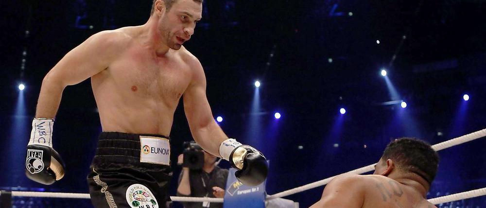 Die Entscheidung: Der Kubaner Solis knickt in der Rückwartsbewegung um und verdreht sich das Knie. Der Ringrichter bricht den Kampf daraufhin ab.