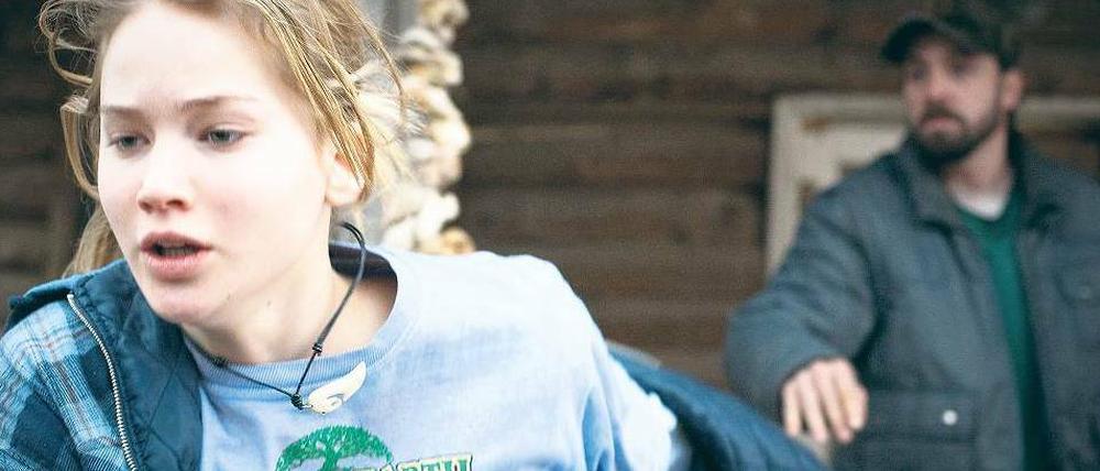 Mein Clan, dein Clan. Die 17-jährige Ree (Jennifer Lawrence) kämpft unter feindseligen Nachbarn um das Haus ihrer Familie.