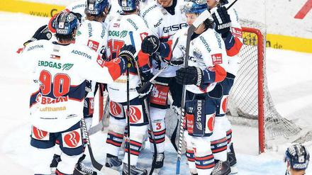 Alle für einen. Nach dem Viertelfinal-Aus in der vergangenen Saison kehrt das Wir-Gefühl bei den Eisbären zurück.