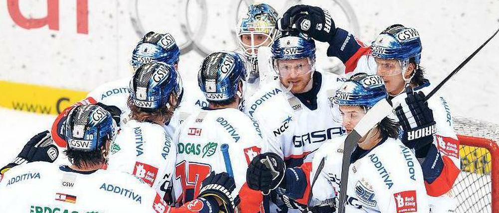 Alle für einen. Nach dem Viertelfinal-Aus in der vergangenen Saison kehrt das Wir-Gefühl bei den Eisbären zurück.