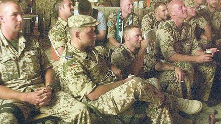 Tor! Am Sportprogramm für die Bundeswehrsoldaten, wie hier bei der Fußball-WM, wird sich auch nach der Einschränkung des ARD-Angebots kaum etwas ändern. Foto: AFP