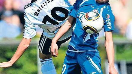 Auf Fliegen und Brechen. Die Nationalspielerinnen Dzsenifer Marozsan (Frankfurt, links) und Fatmire Bajramaj wollen sich heute einem Millionenpublikum zeigen.