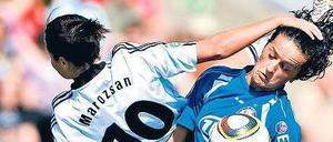 Auf Fliegen und Brechen. Die Nationalspielerinnen Dzsenifer Marozsan (Frankfurt, links) und Fatmire Bajramaj wollen sich heute einem Millionenpublikum zeigen.