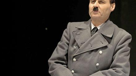 Mit Bart: GSZS-Star Wolfgang Bahro als Theater-Hitler.