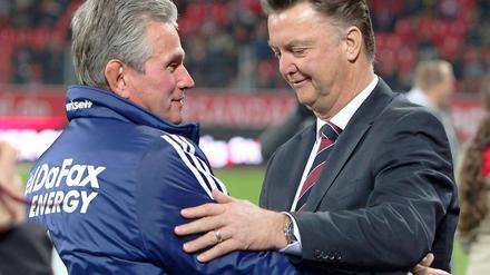 Der eine kommt, der andere geht - Jupp Heynckes hört in Leverkusen auf und wechselt zu den Bayern, wo Louis van Gaal seinen Platz räumt.